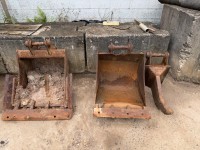 58 · 2x 550 mm mud buckets and ripper, pin centres 260