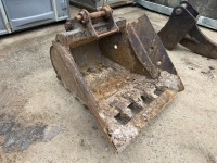 61 · 500 mm mud bucket, pin centres 200 mm, ears 140 mm