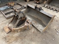 63 · 2x buckets and ripper, pin centres 200 mm, ears 14