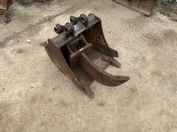 65 · GP bucket and ripper, pins centres 130 mm, ears 11